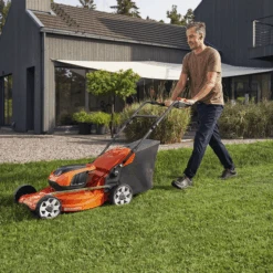 Husqvarna LC 142iS Cordless Lawn Mower 9 Husqvarna LC 142iS Cordless Lawn Mower -Care Garden Shop gr 248924copy a018d992 eb3c 4a83 ad93 3c224d00822c