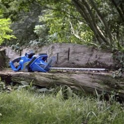 Hyundai HYHT40LI 40v Cordless Hedge Trimmer - Battery & Charger -Care Garden Shop hyht40li lifestyle 01 82572